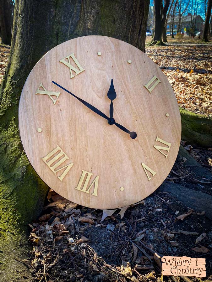 Drewniany okrągły zegar ze złotymi cyframi