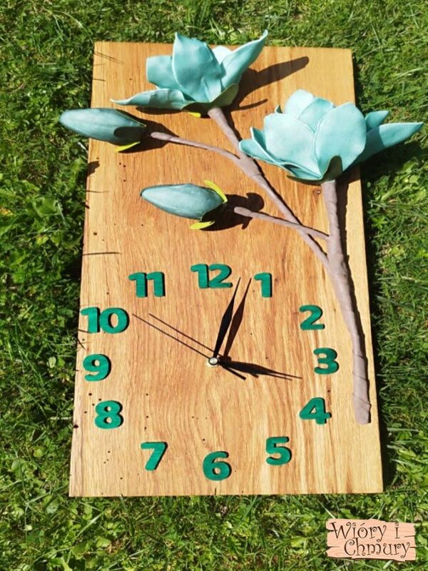 Drewniane zegar z kwiatem