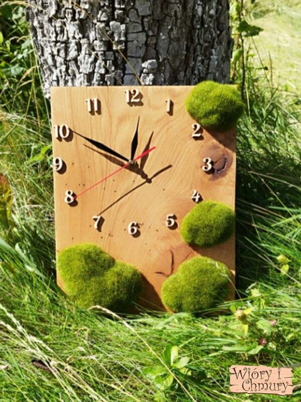 Drewniany zegar z zielonymi kamieniami