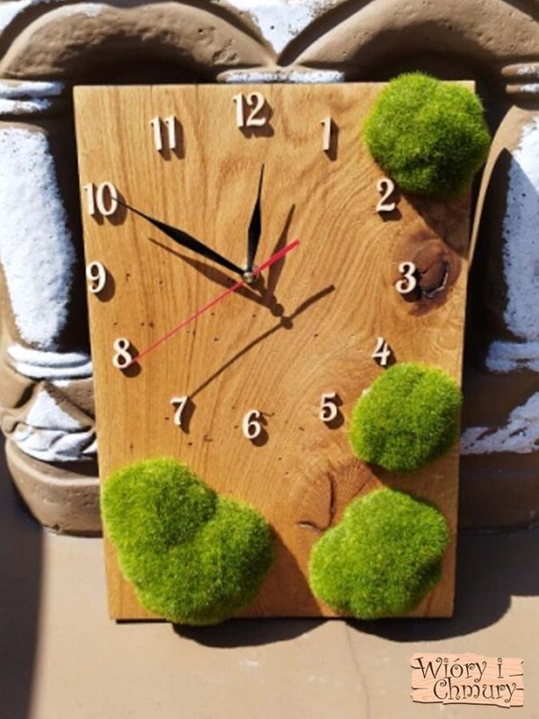 Drewniany zegar z zielonymi kamieniami