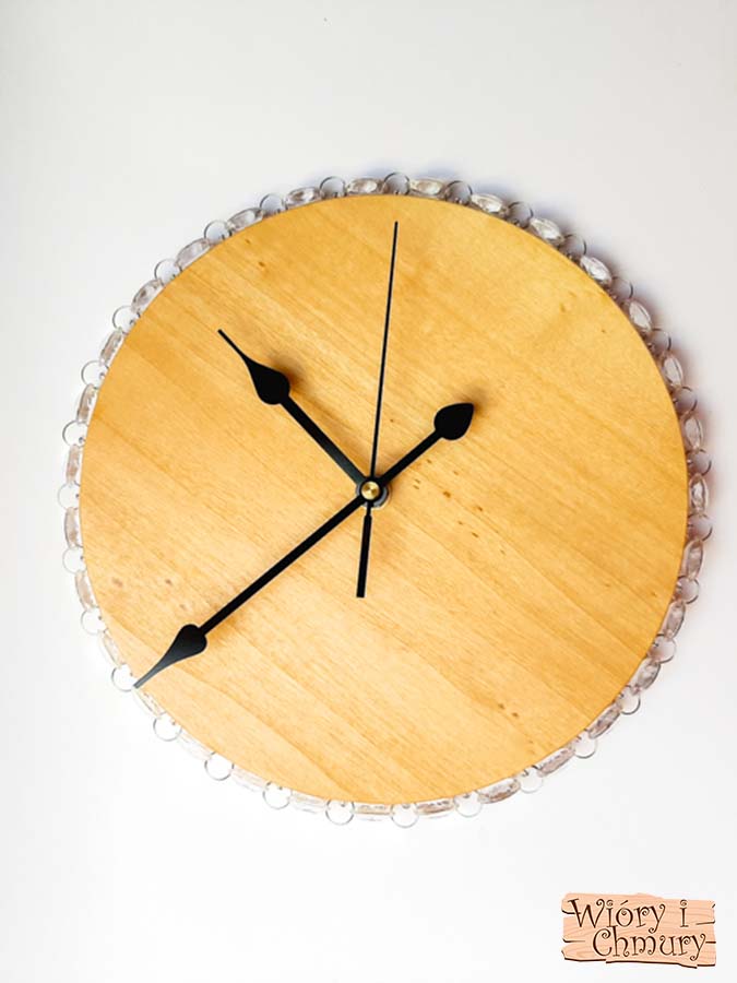 Drewniany zegar z kryształkami
