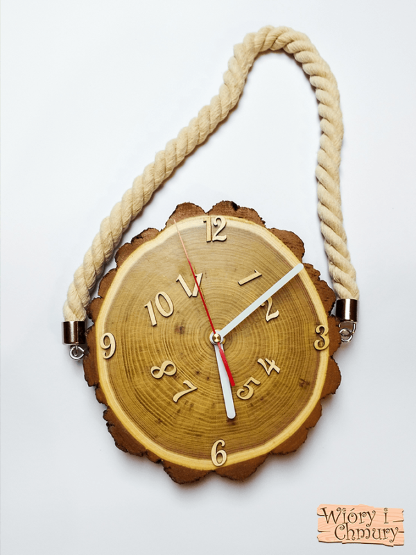 Drewniany zegar na sznurku - białe wskazówki